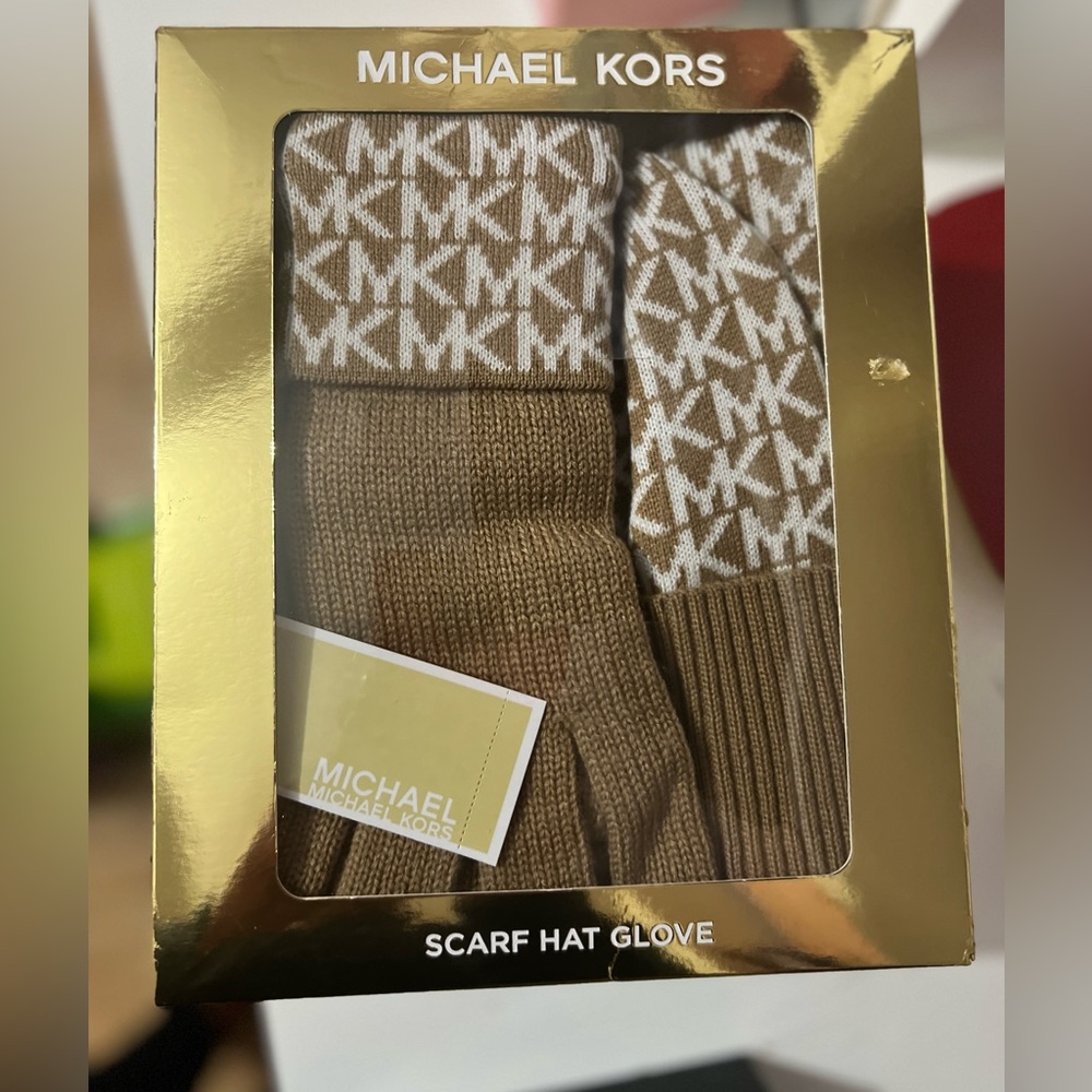 MICHAEL KORS TAN & WHITE SIGNATURE LOGO SCARF, HAT & GLOVES SET, NWT